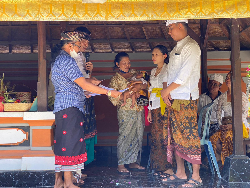 Antusias Orang Tua Baru Terima Akta Kelahiran dan Kartu Indentitas Anak (KIA) Baru